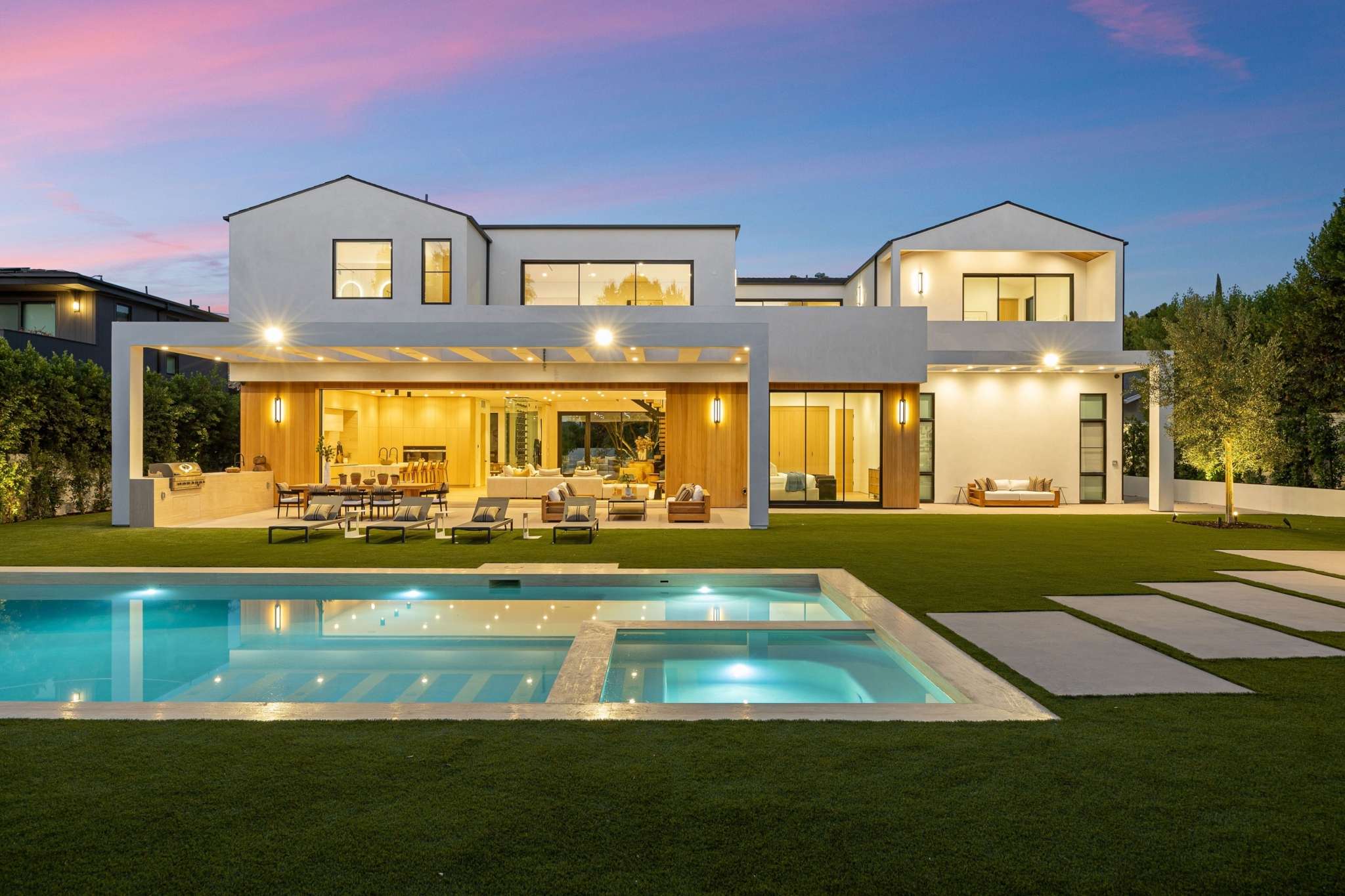 Modern,Luxury,Home,With,A,Pool,And,Patio,At,Sunset,